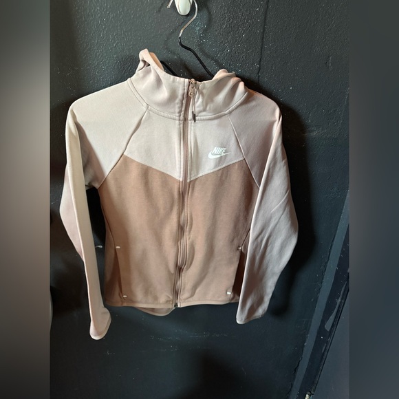 Nike Tops - Nike Tech Tan and Cream Utility Jacket Lightweight Athletic Design Size Small
